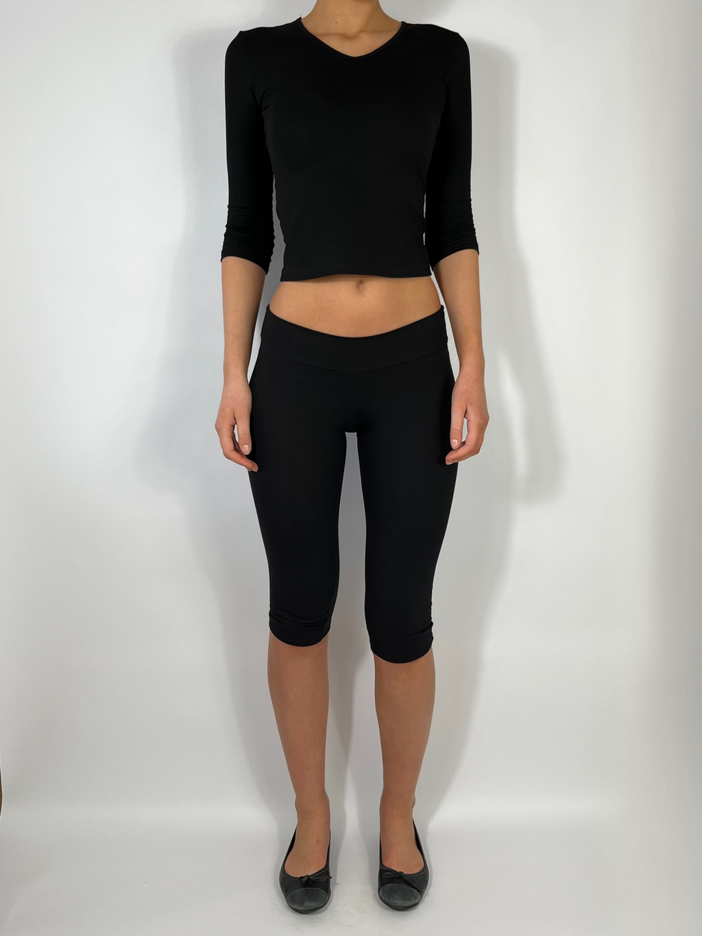ULTRA LOW RISE CAPRI PANTS IN BLACK