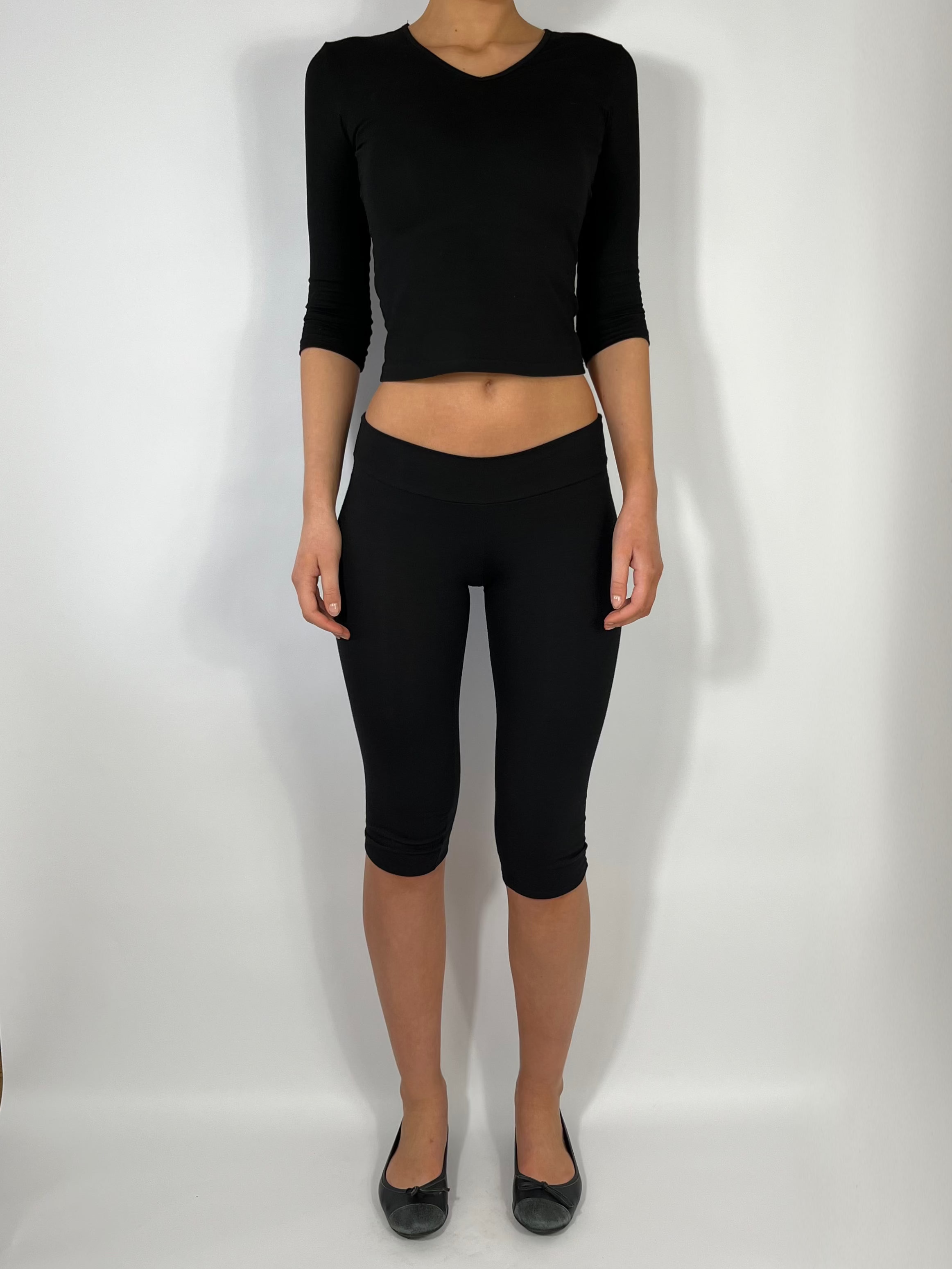 ULTRA LOW RISE CAPRI PANTS IN BLACK