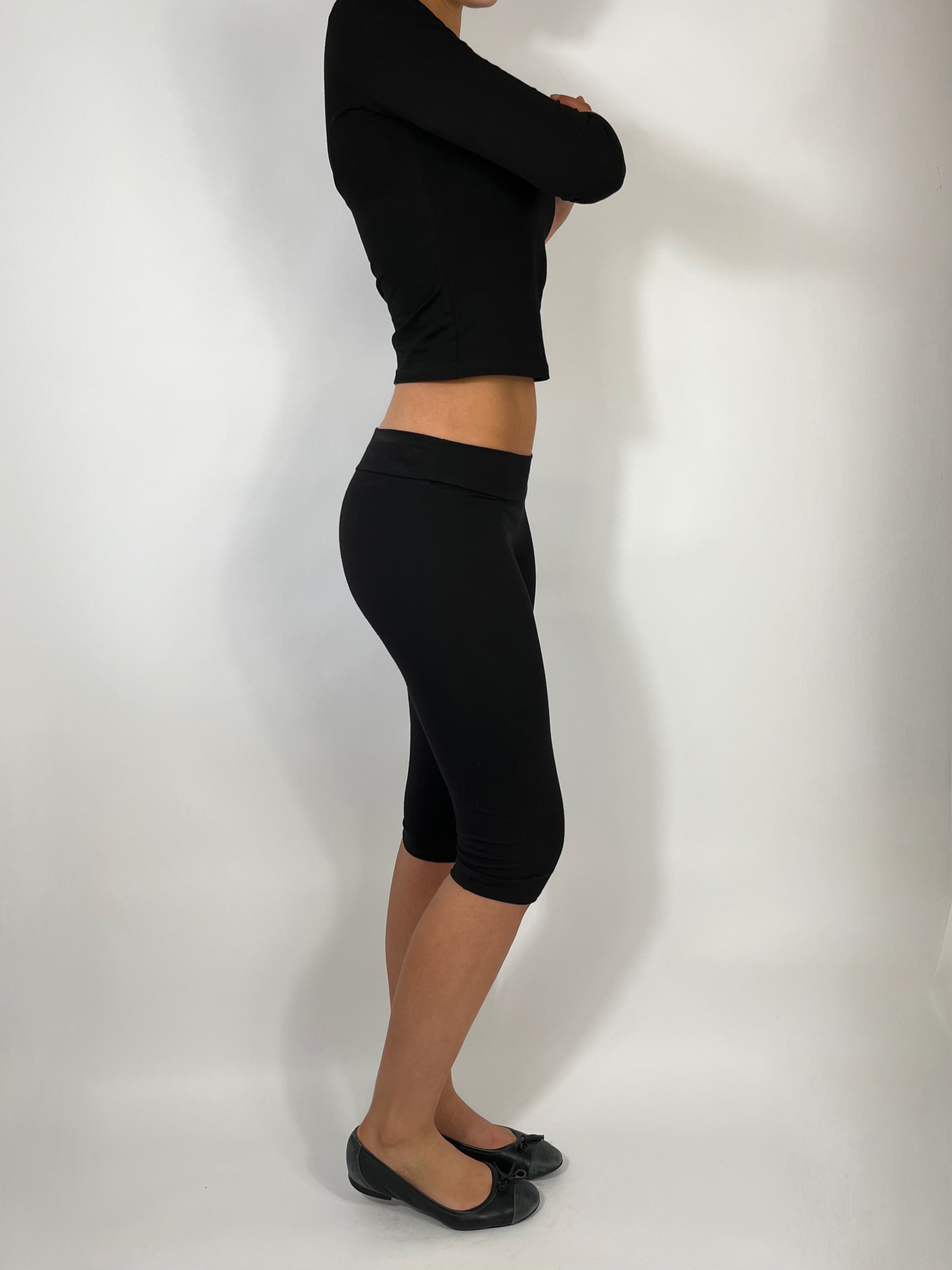 ULTRA LOW RISE CAPRI PANTS IN BLACK