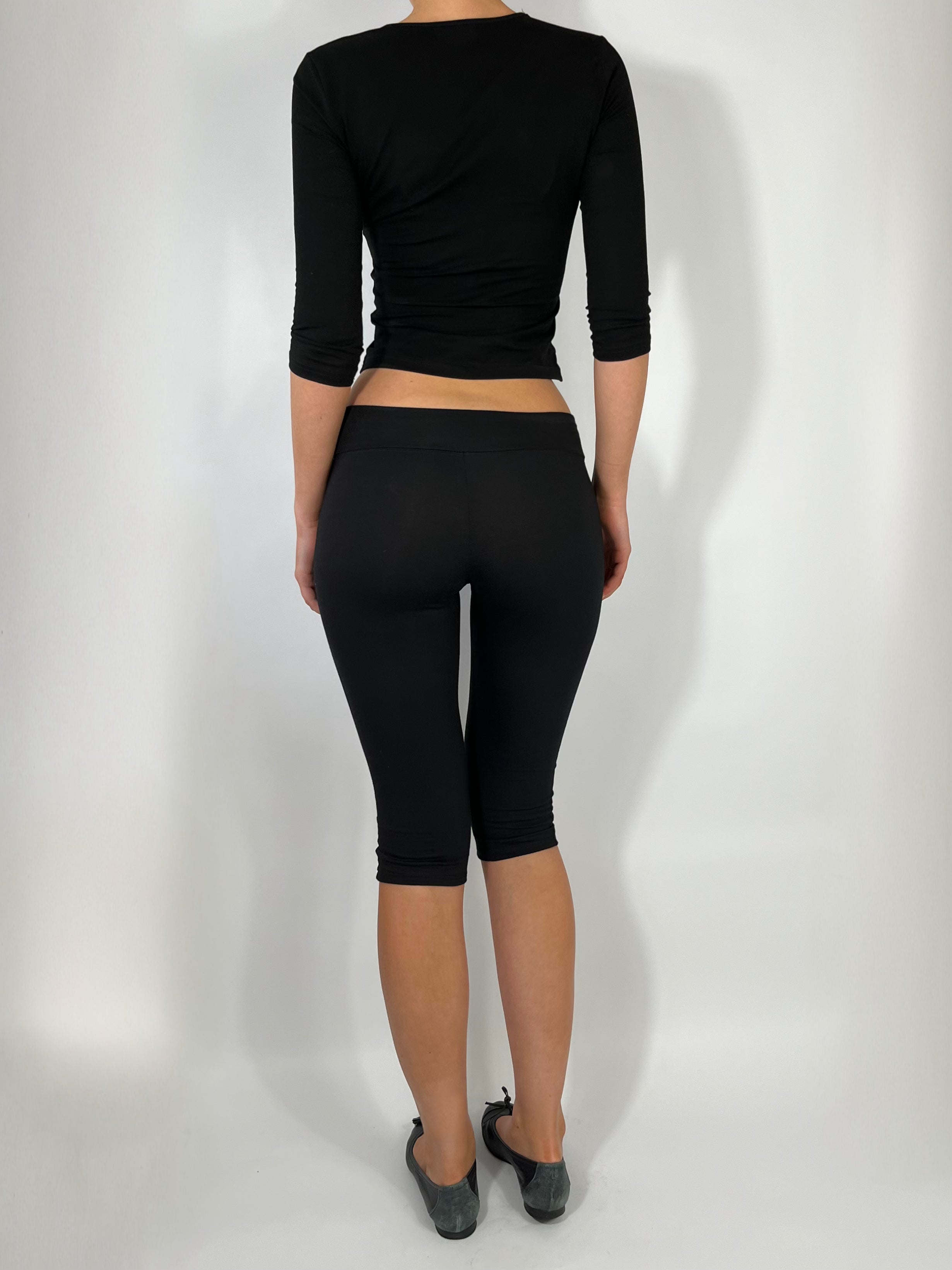 ULTRA LOW RISE CAPRI PANTS IN BLACK