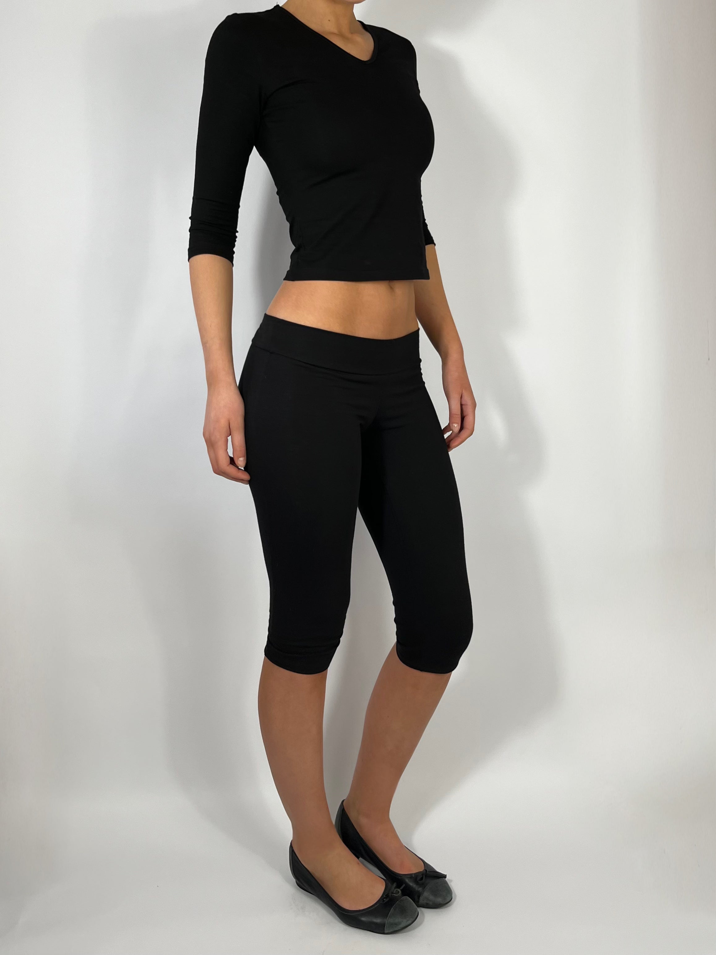 ULTRA LOW RISE CAPRI PANTS IN BLACK