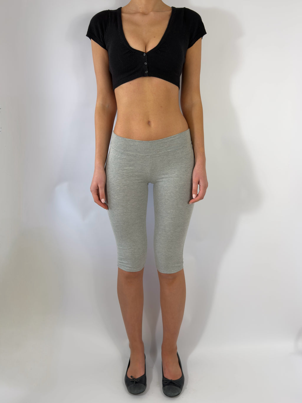 ULTRA LOW RISE CAPRI PANTS IN GREY