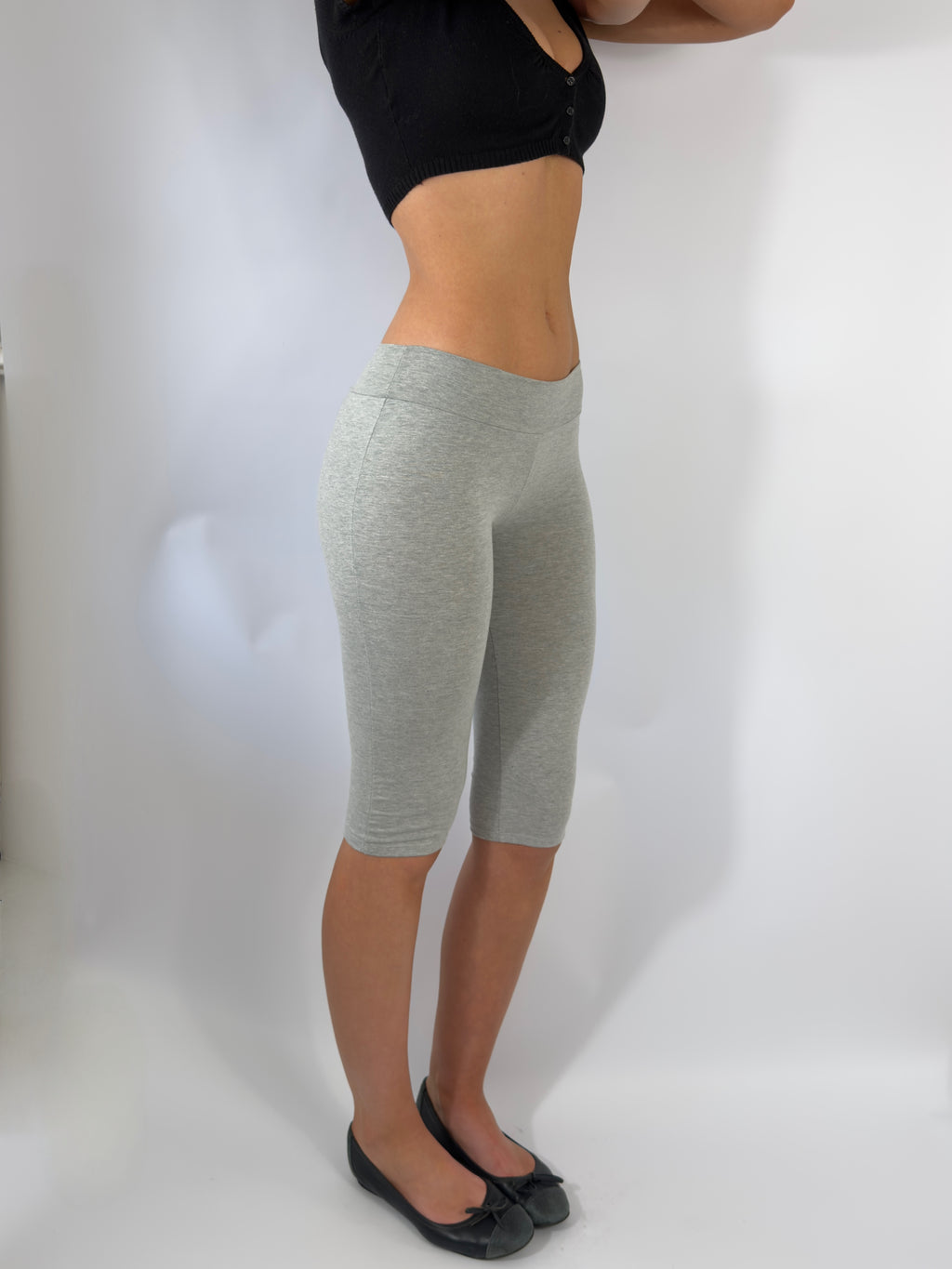 ULTRA LOW RISE CAPRI PANTS IN GREY
