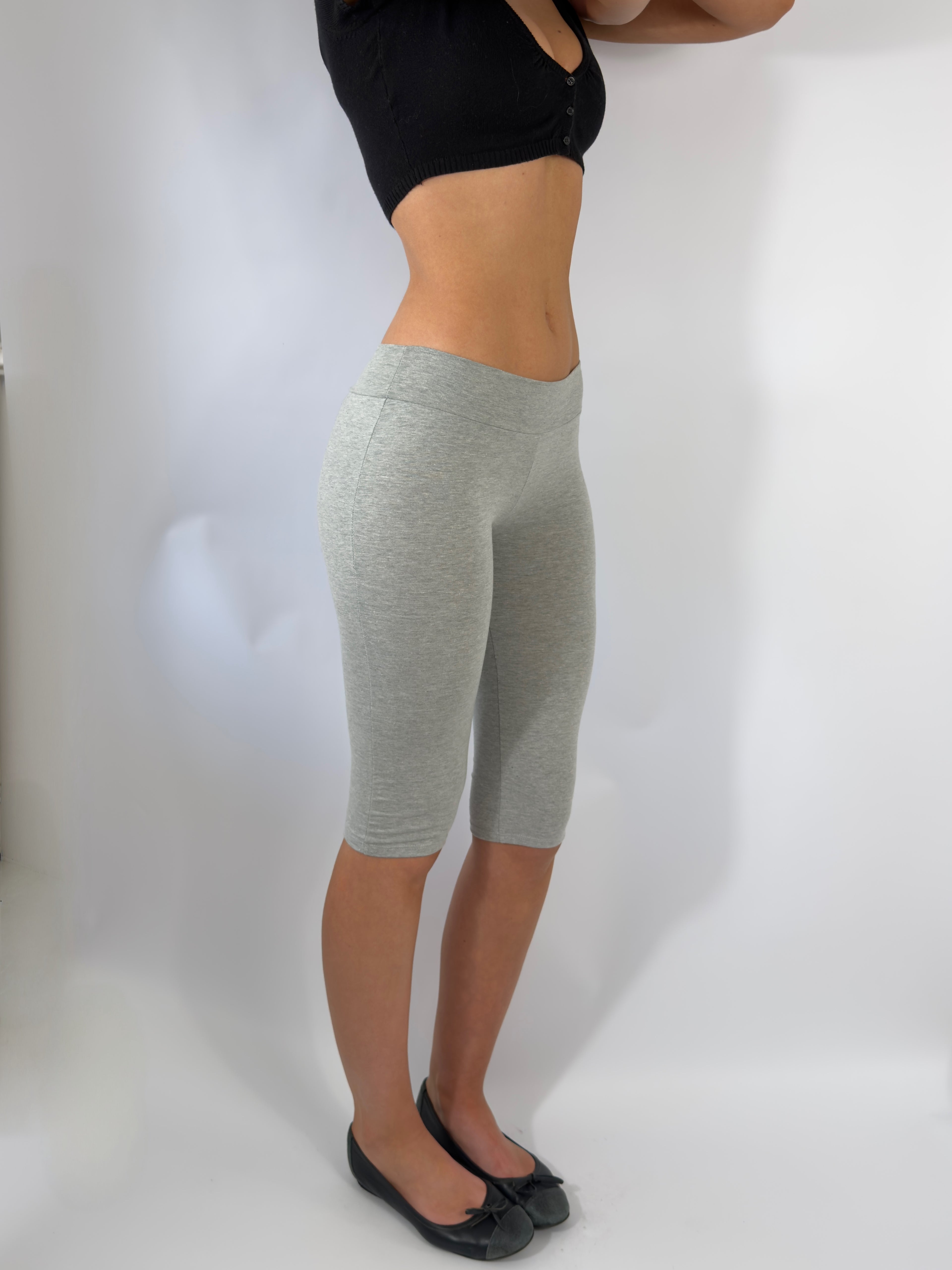 ULTRA LOW RISE CAPRI PANTS IN GREY