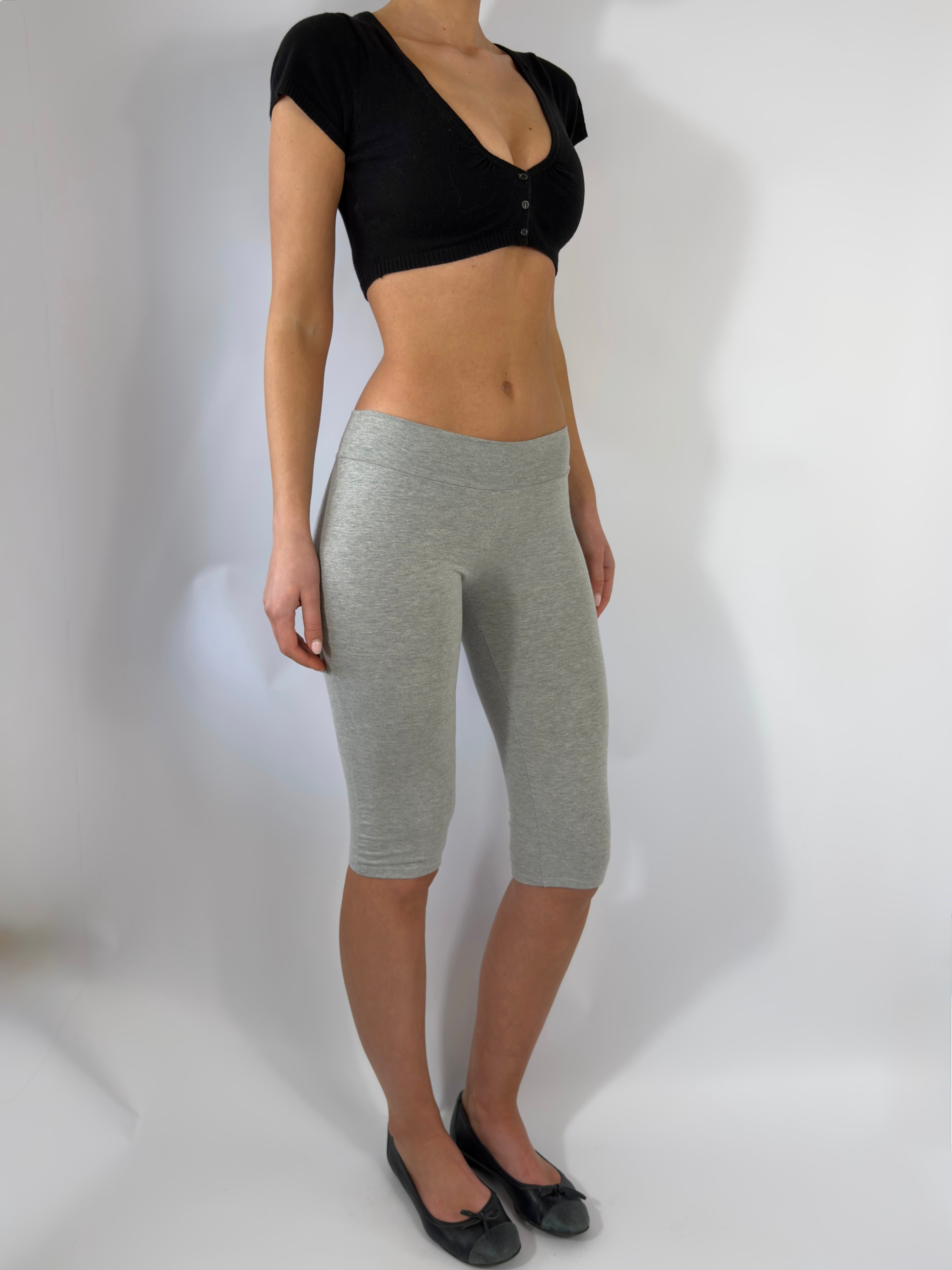 ULTRA LOW RISE CAPRI PANTS IN GREY