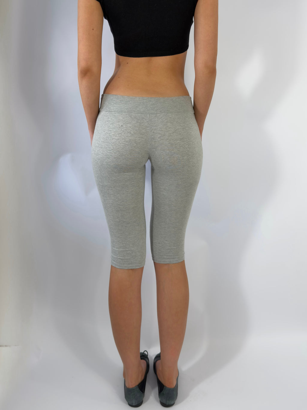 ULTRA LOW RISE CAPRI PANTS IN GREY