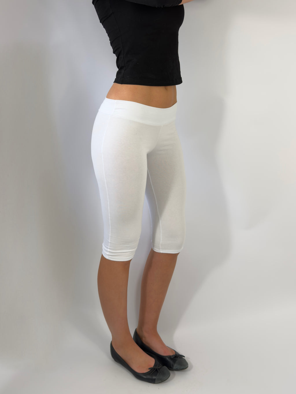 ULTRA LOW RISE CAPRI PANTS IN WHITE