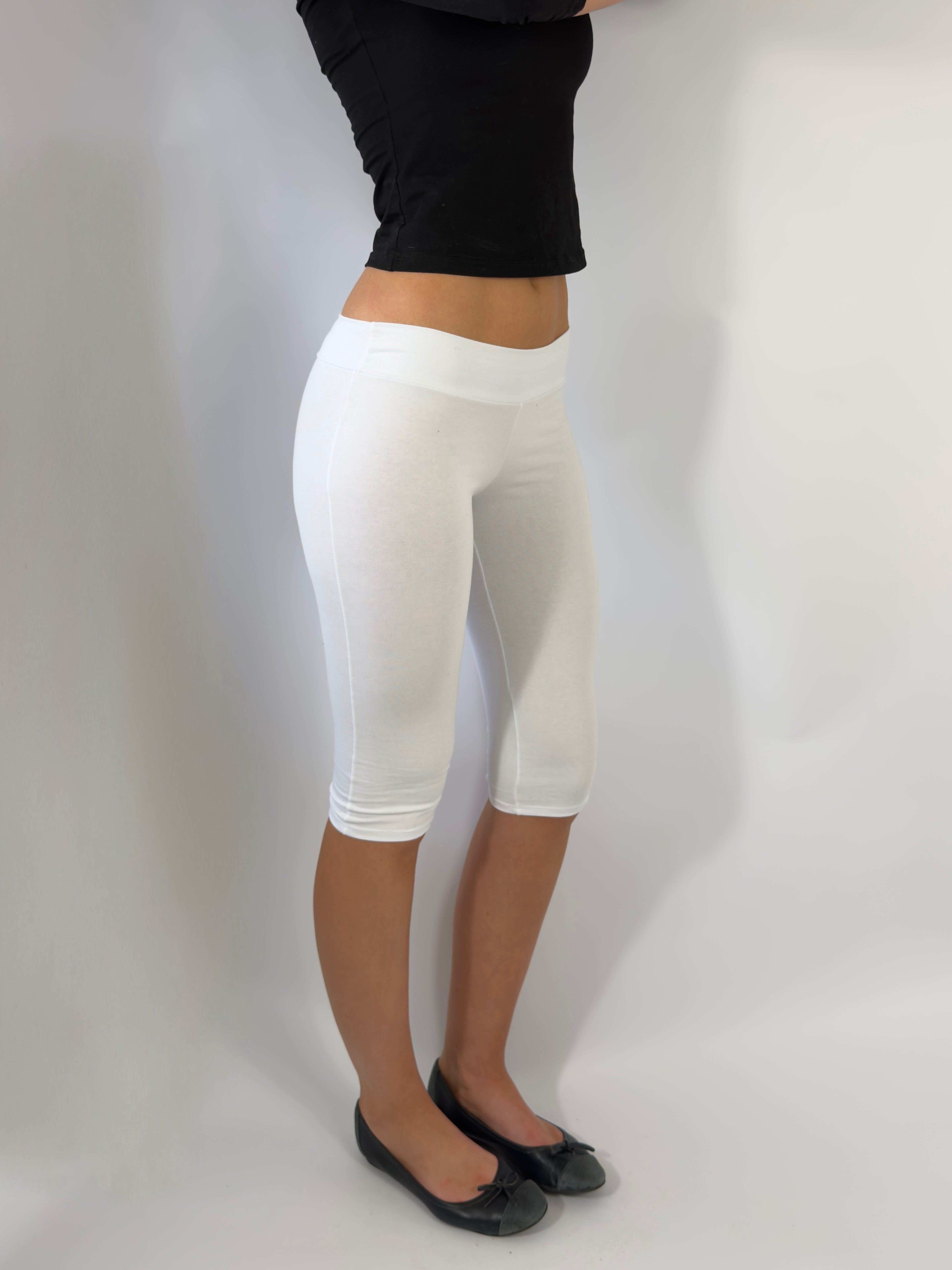 ULTRA LOW RISE CAPRI PANTS IN WHITE