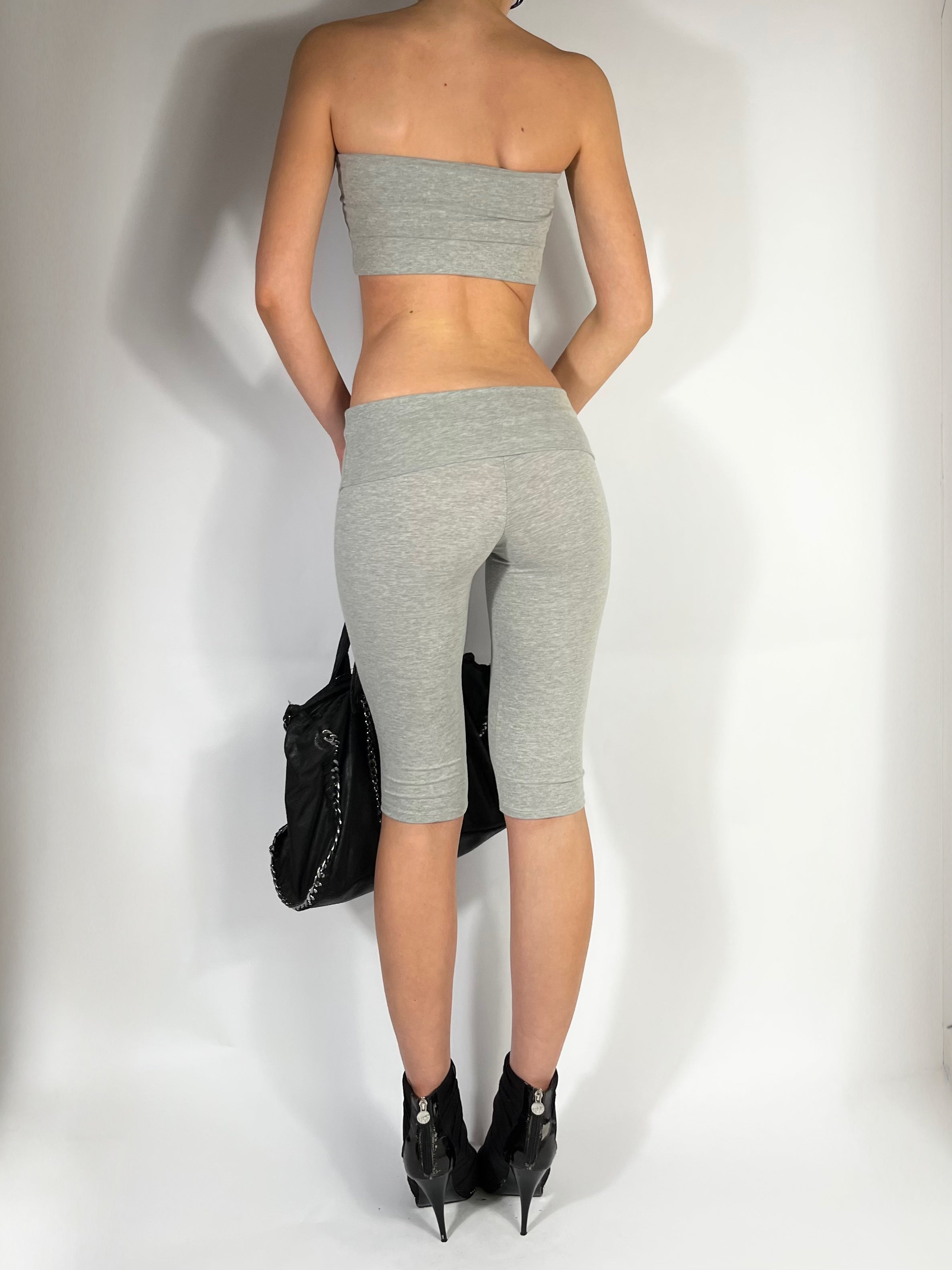 黑色七分褲與抹胸套裝