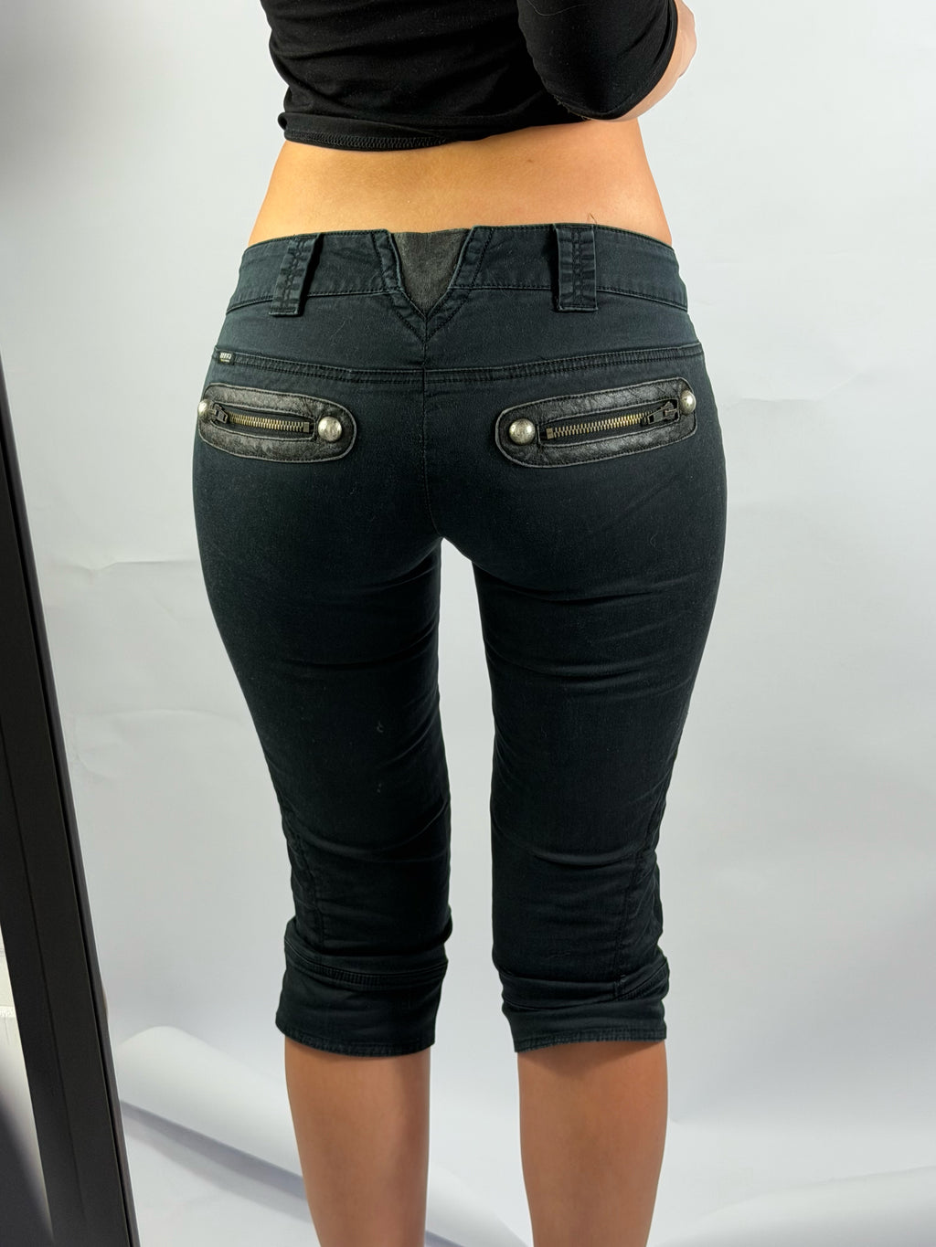 VINTAGE GUESS LOW RISE CAPRI PANTS
