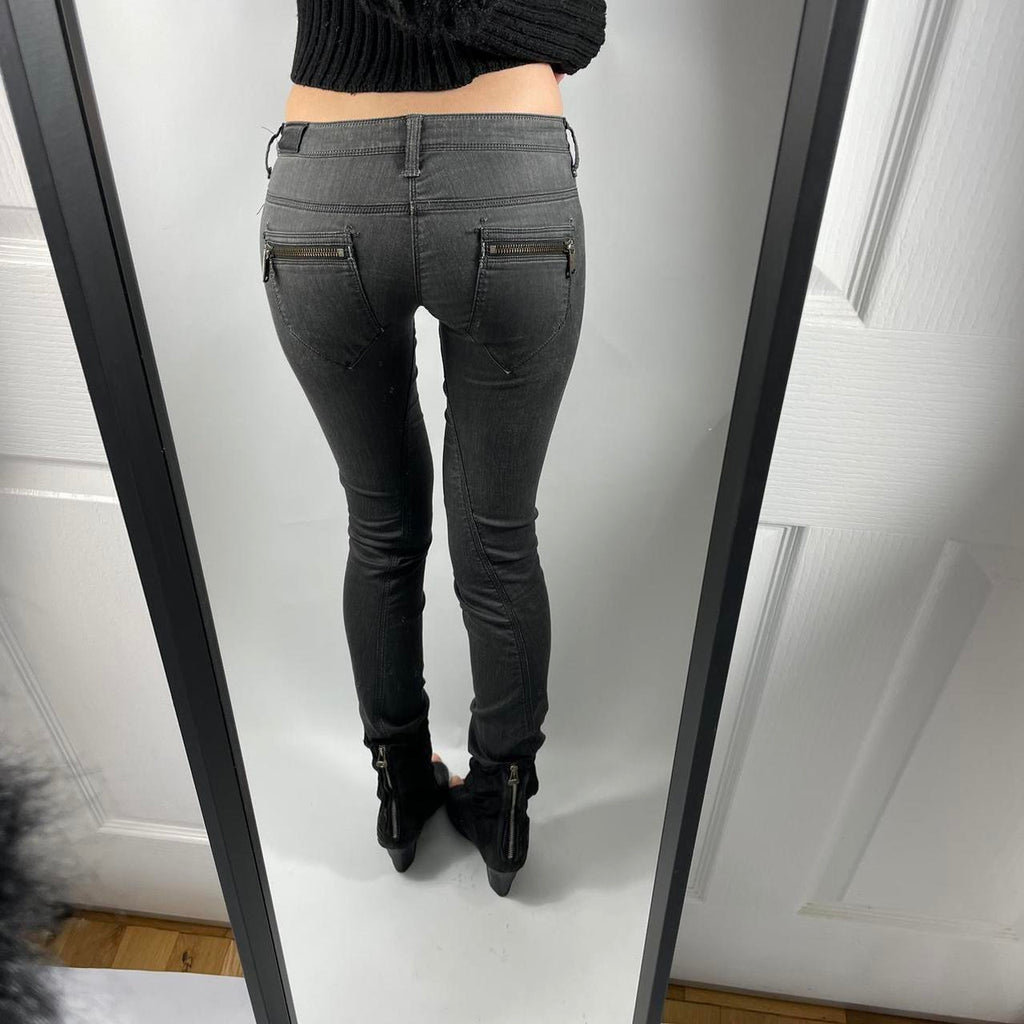 VINTAGE 2004 GUESS LOW RISE JEANS SIZE 28