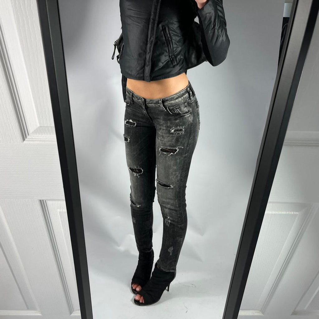 VINTAGE GUESS PREMIUM RIPPED LOW RISE JEANS