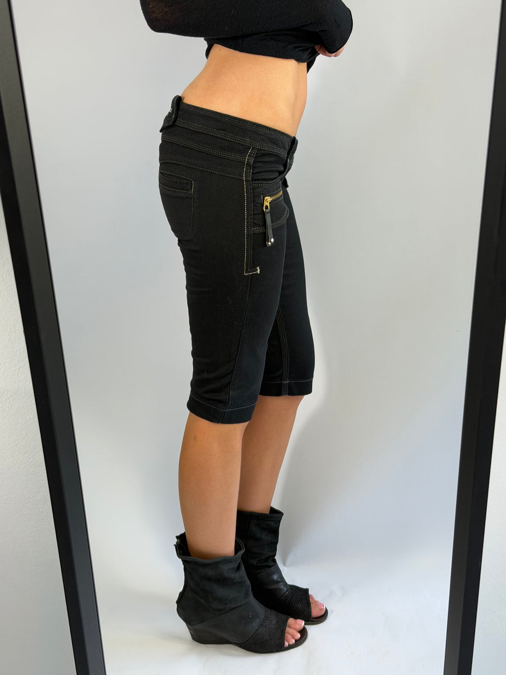 VINTAGE GUESS PREMIUM ULTRA LOW RISE CAPRI PANTS IN BLACK