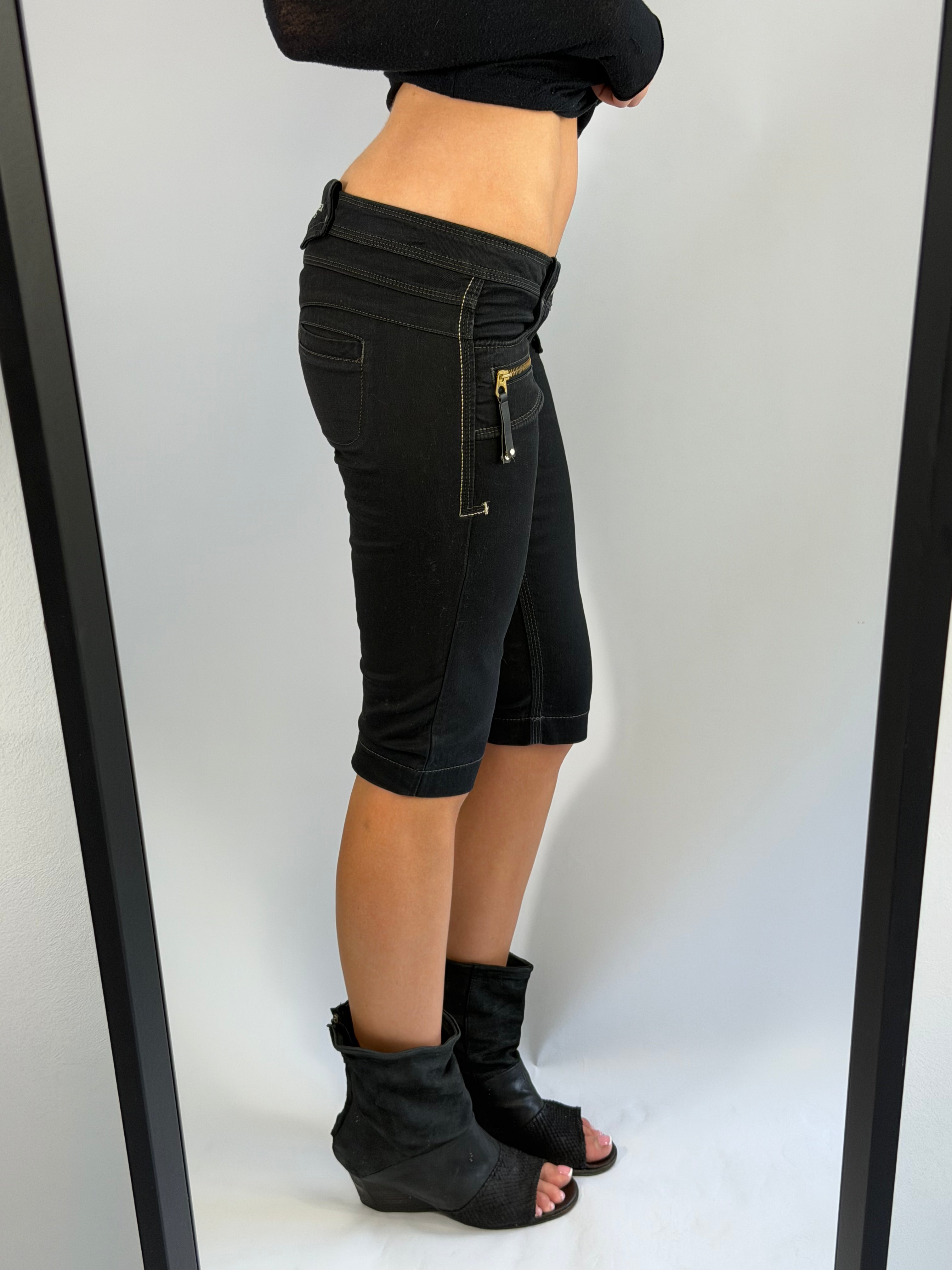 VINTAGE GUESS PREMIUM ULTRA LOW RISE CAPRI PANTS IN BLACK