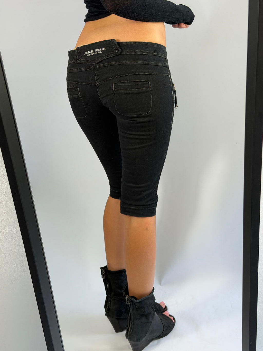 VINTAGE GUESS PREMIUM ULTRA LOW RISE CAPRI PANTS IN BLACK