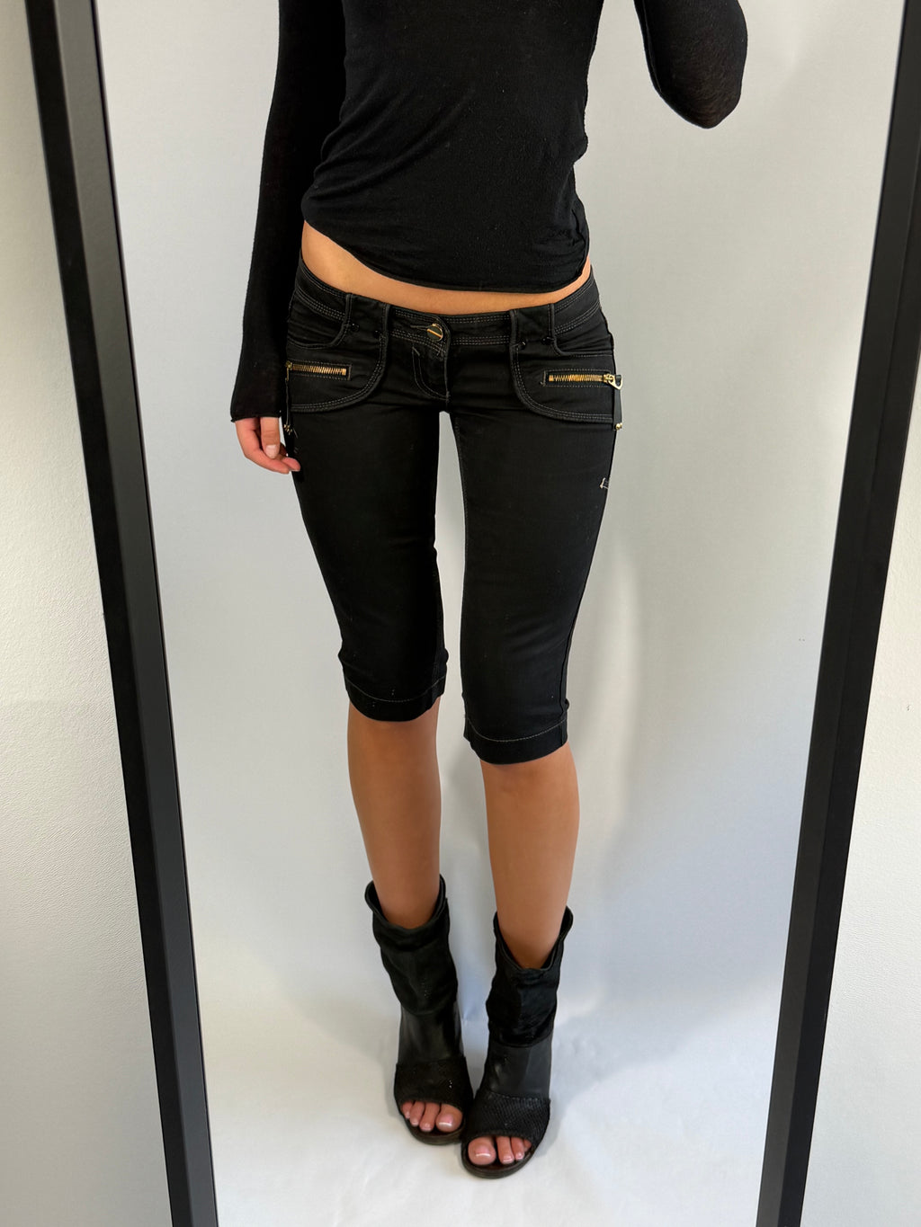 VINTAGE GUESS PREMIUM ULTRA LOW RISE CAPRI PANTS IN BLACK