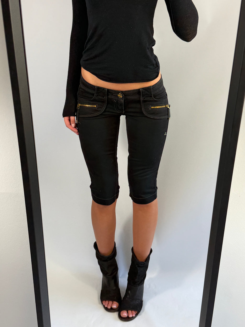 VINTAGE GUESS PREMIUM ULTRA LOW RISE CAPRI PANTS IN BLACK