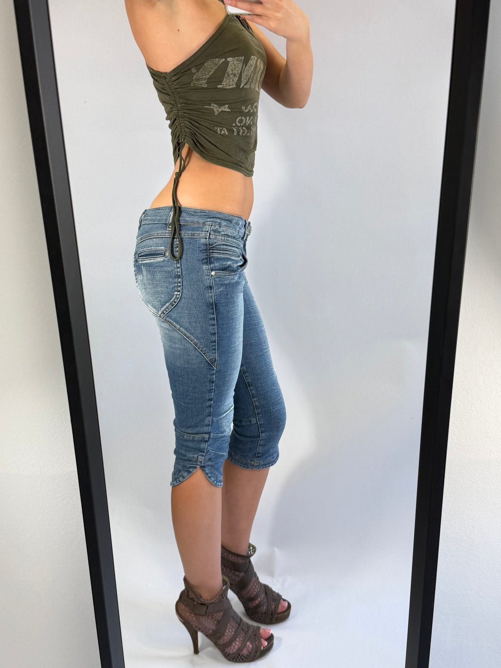 VINTAGE DENIM LOW RISE CAPRI PANTS