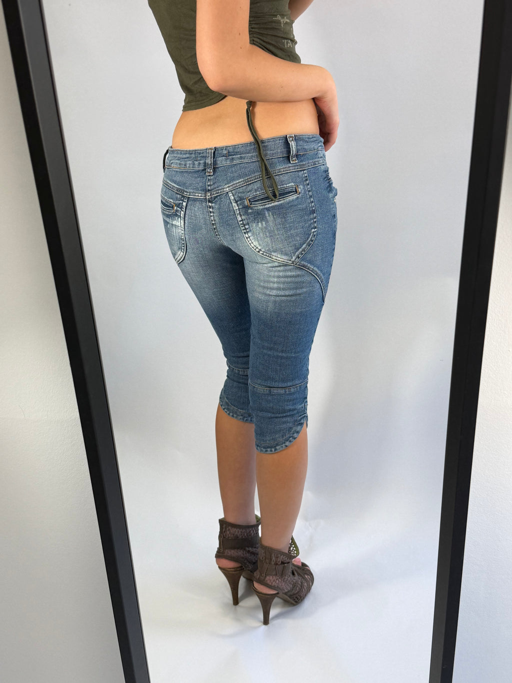 VINTAGE DENIM LOW RISE CAPRI PANTS