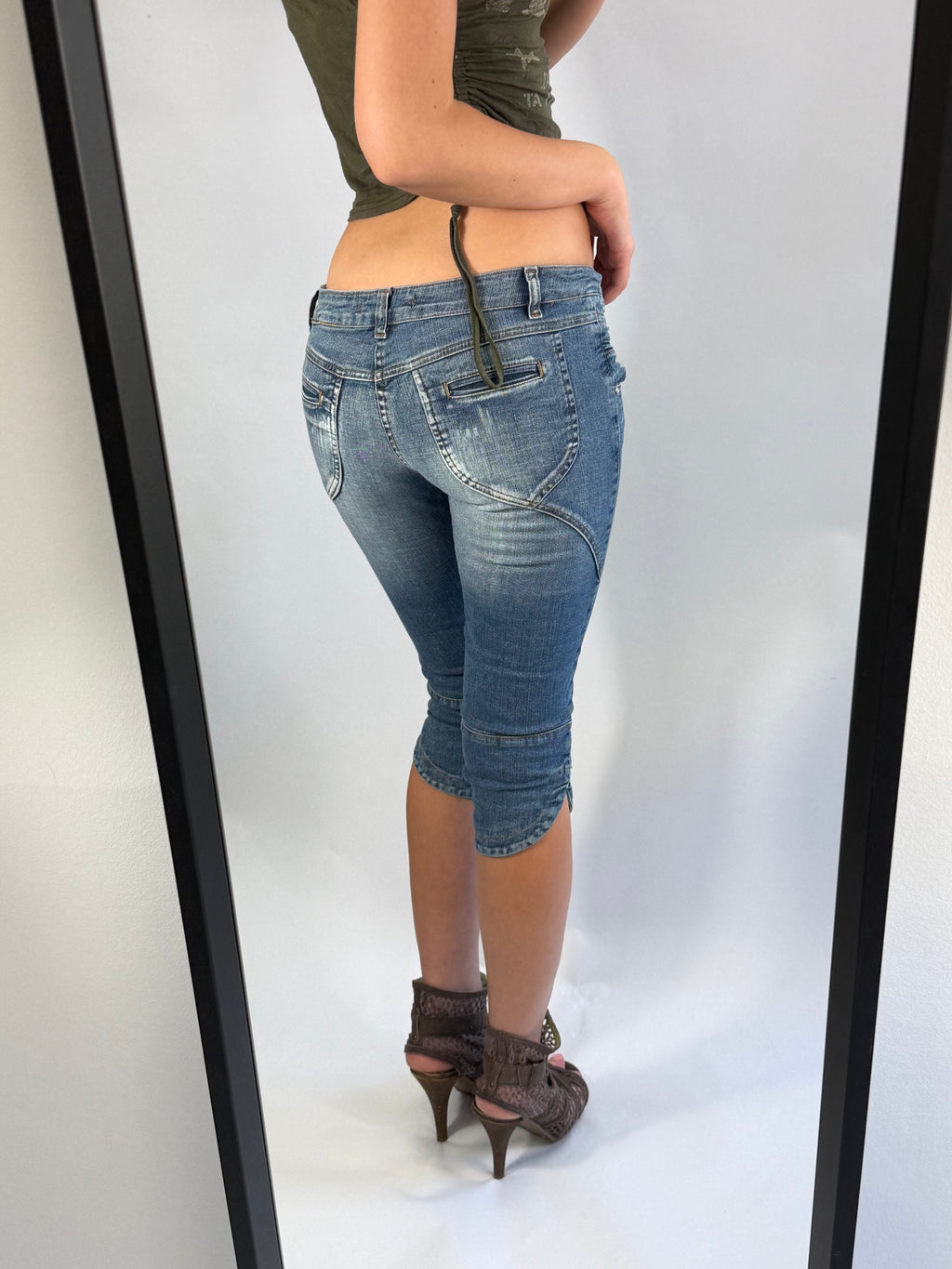 VINTAGE DENIM LOW RISE CAPRI PANTS