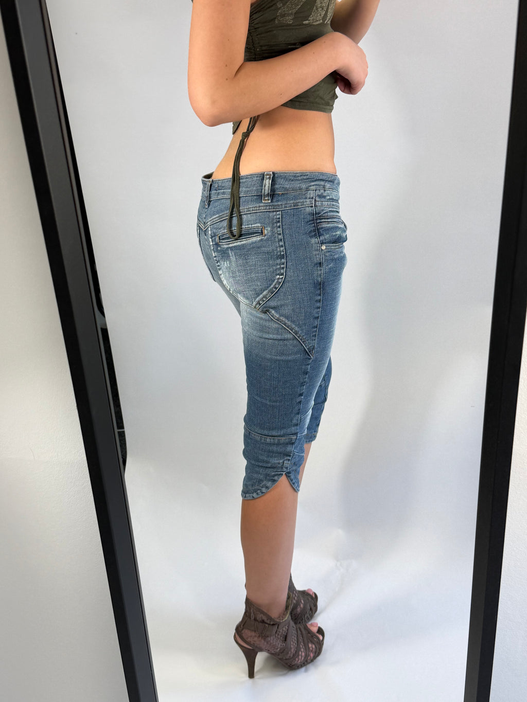 VINTAGE DENIM LOW RISE CAPRI PANTS