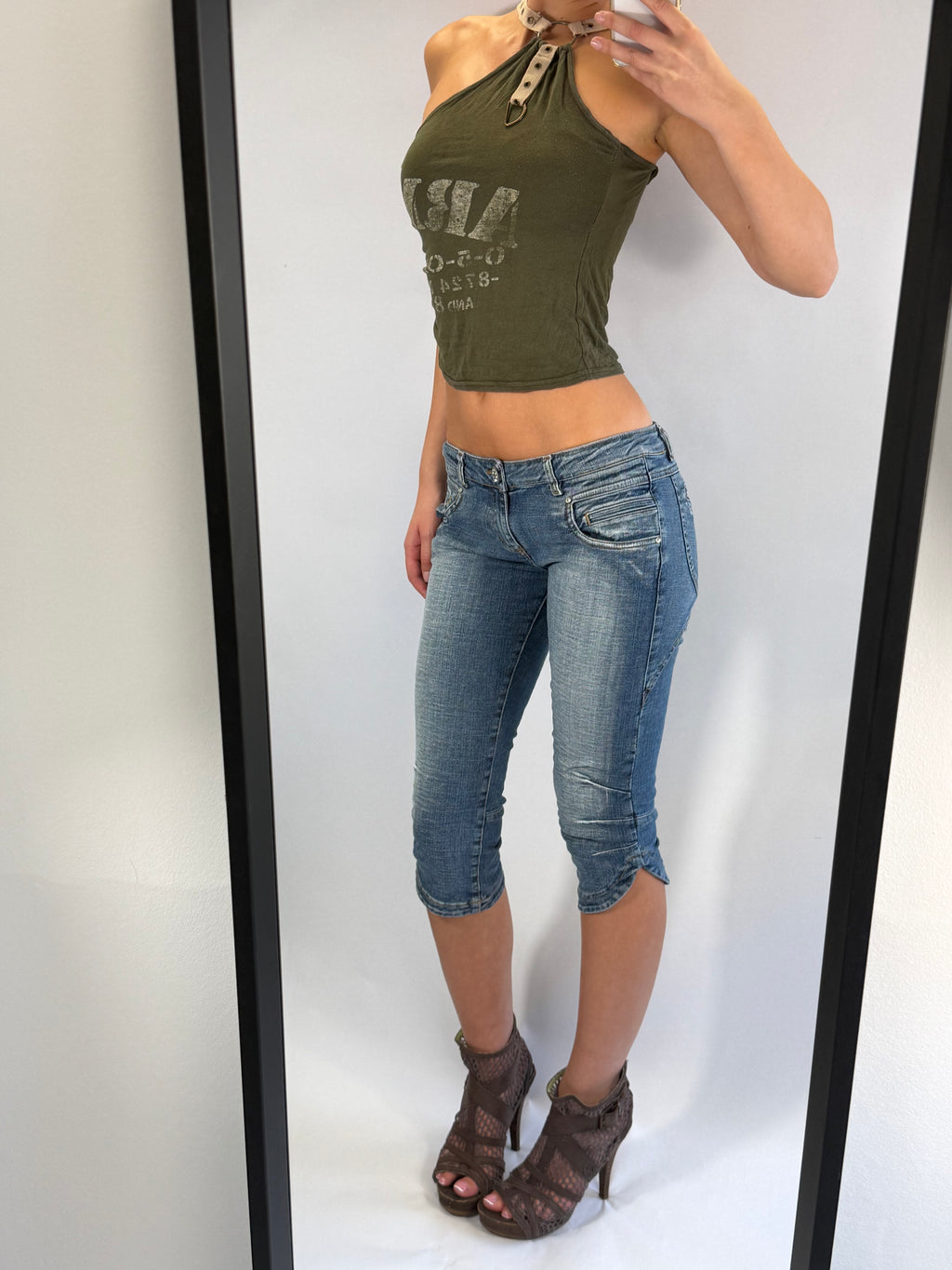 VINTAGE DENIM LOW RISE CAPRI PANTS