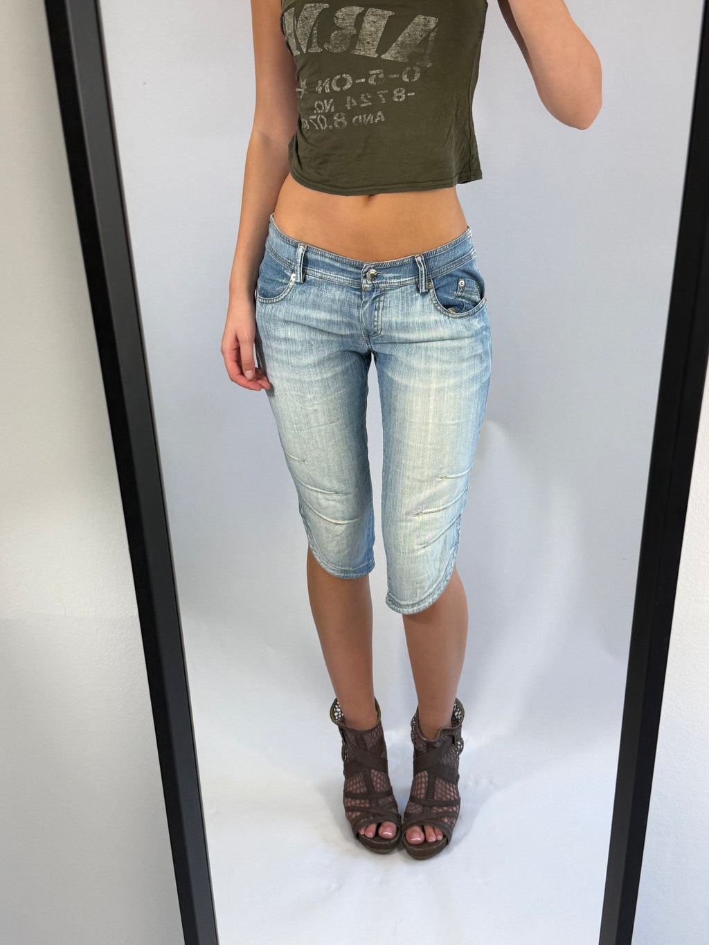 VINTAGE DENIM LOW RISE CAPRI PANTS