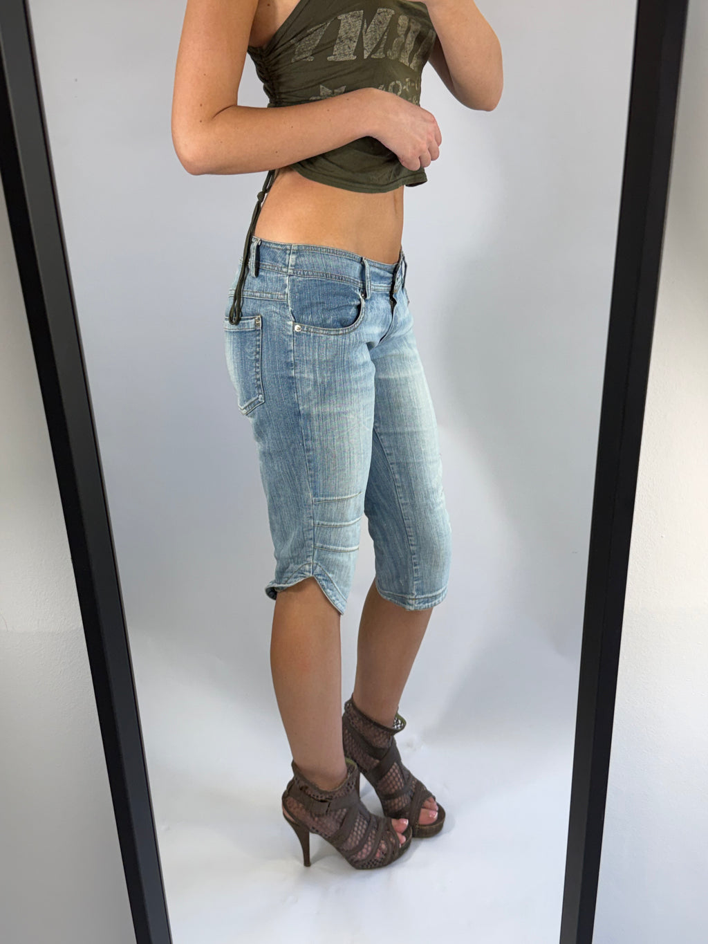 VINTAGE DENIM LOW RISE CAPRI PANTS