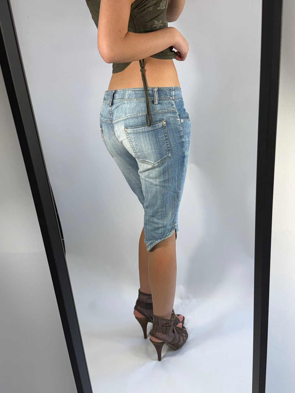 VINTAGE DENIM LOW RISE CAPRI PANTS