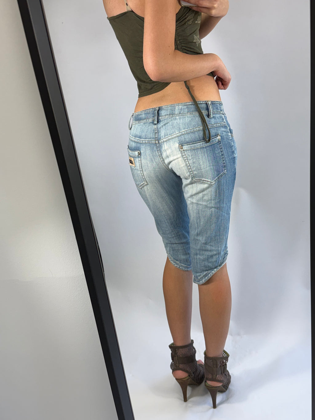 VINTAGE DENIM LOW RISE CAPRI PANTS