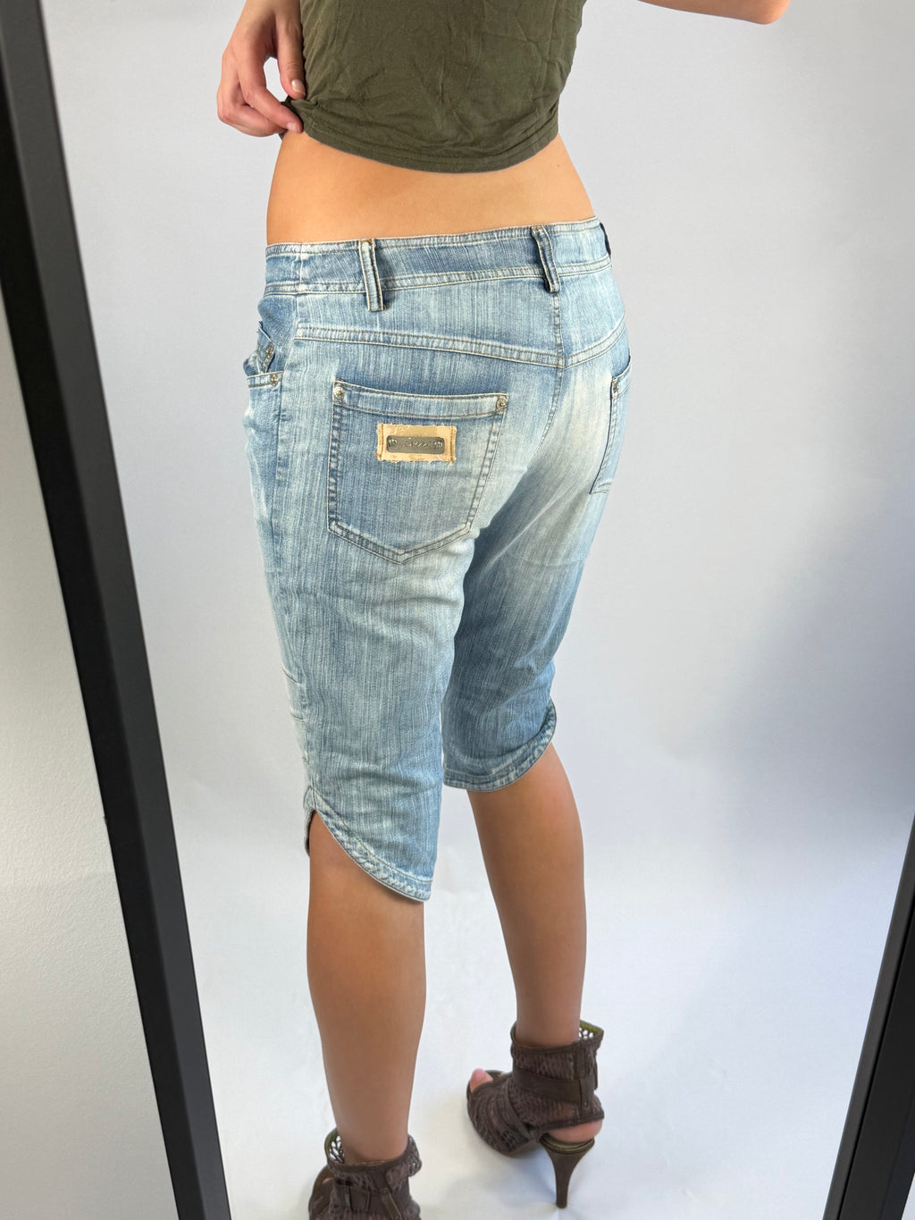 VINTAGE DENIM LOW RISE CAPRI PANTS