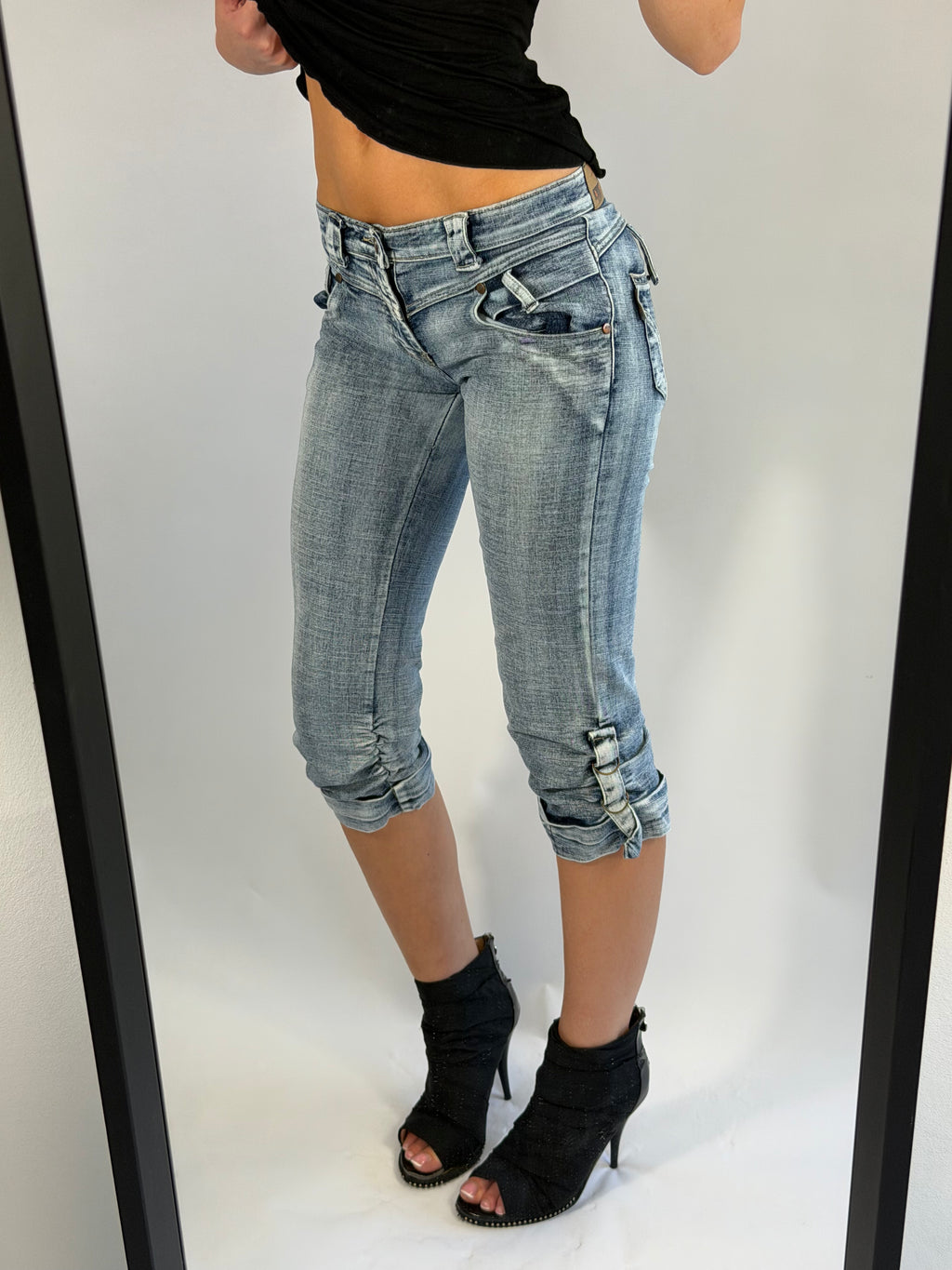 VINTAGE DENIM LOW RISE CAPRI PANTS