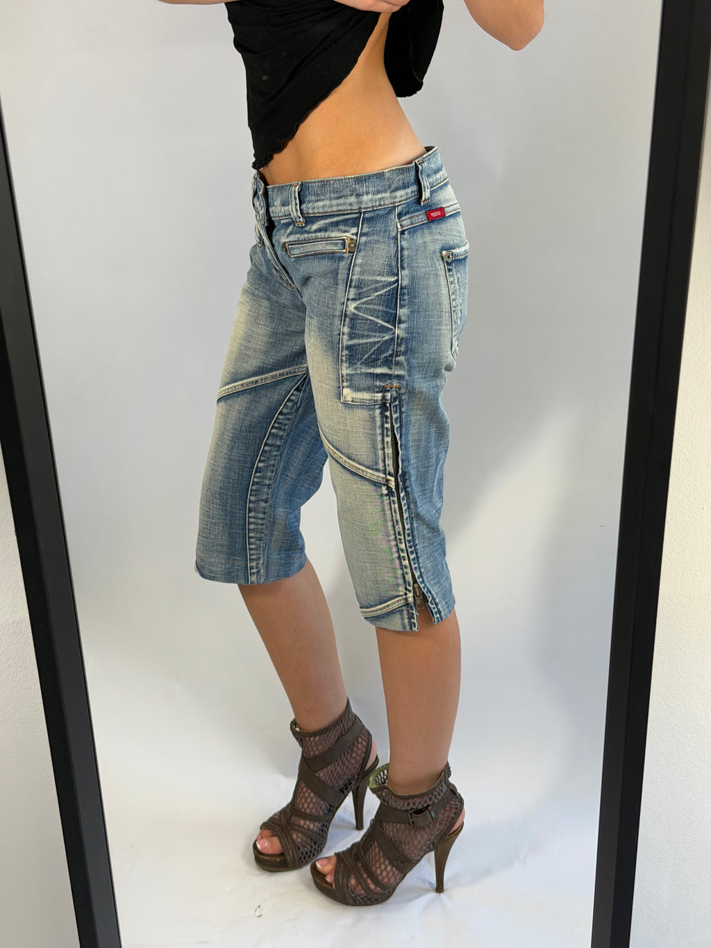 VINTAGE GUESS DENIM LOW RISE CAPRI PANTS