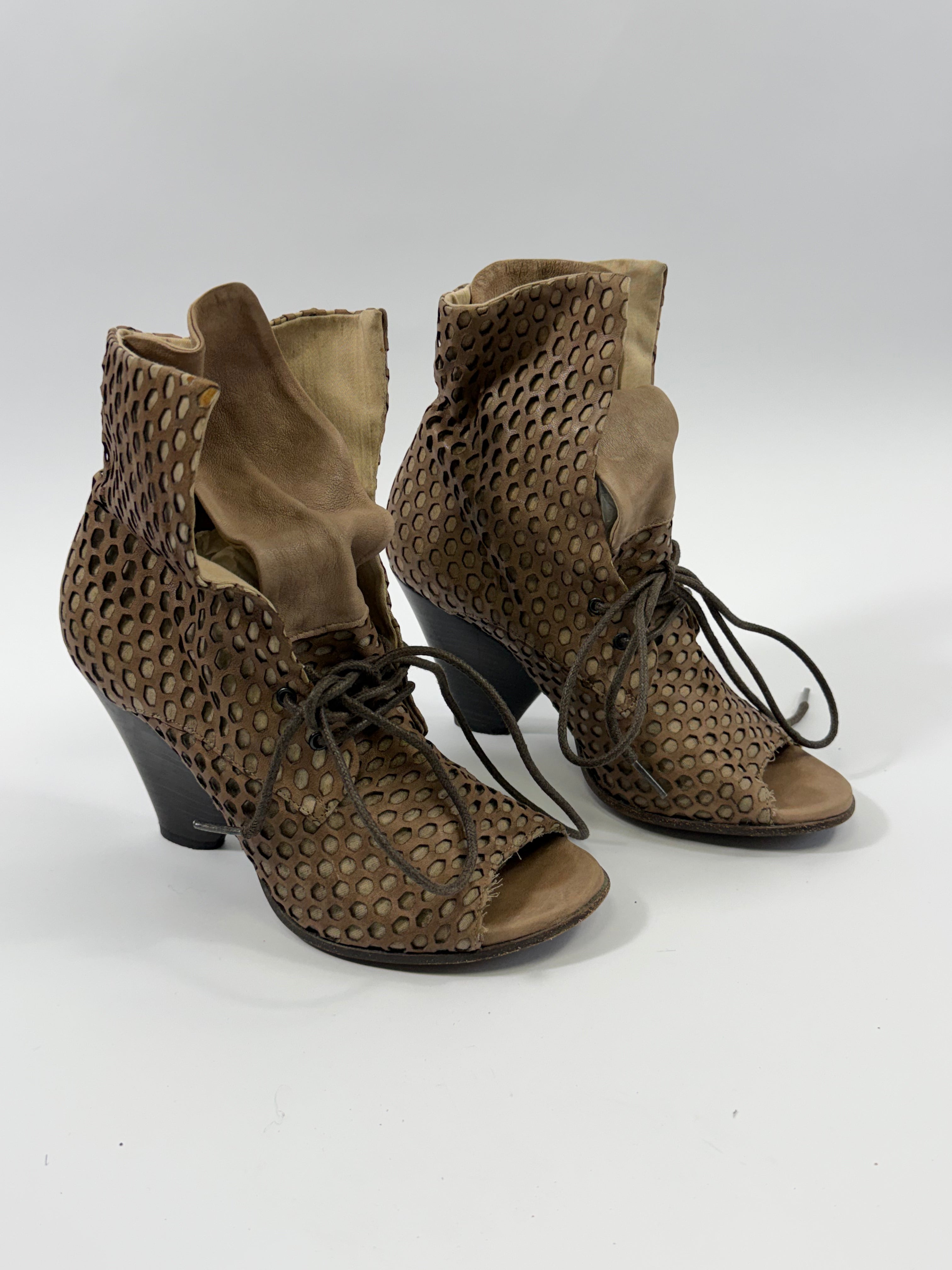 VINTAGE HEELS EU38