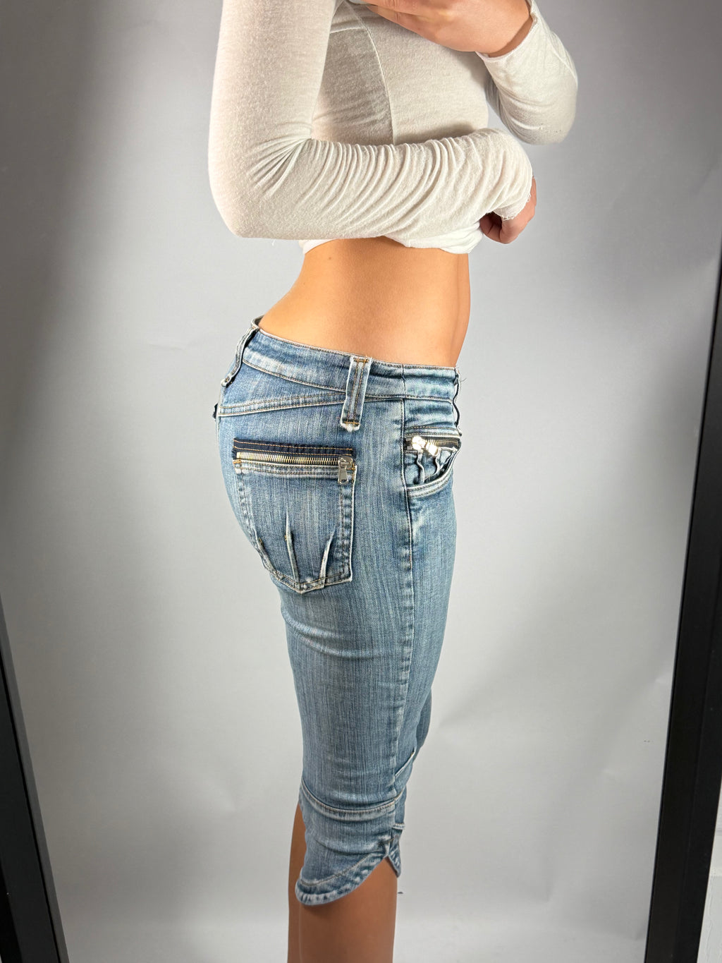 VINTAGE LOW RISE CAPRI JEANS SIZE 28