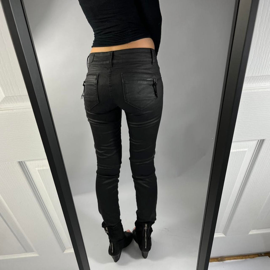 VINTAGE LOW RISE JEANS SIZE 28