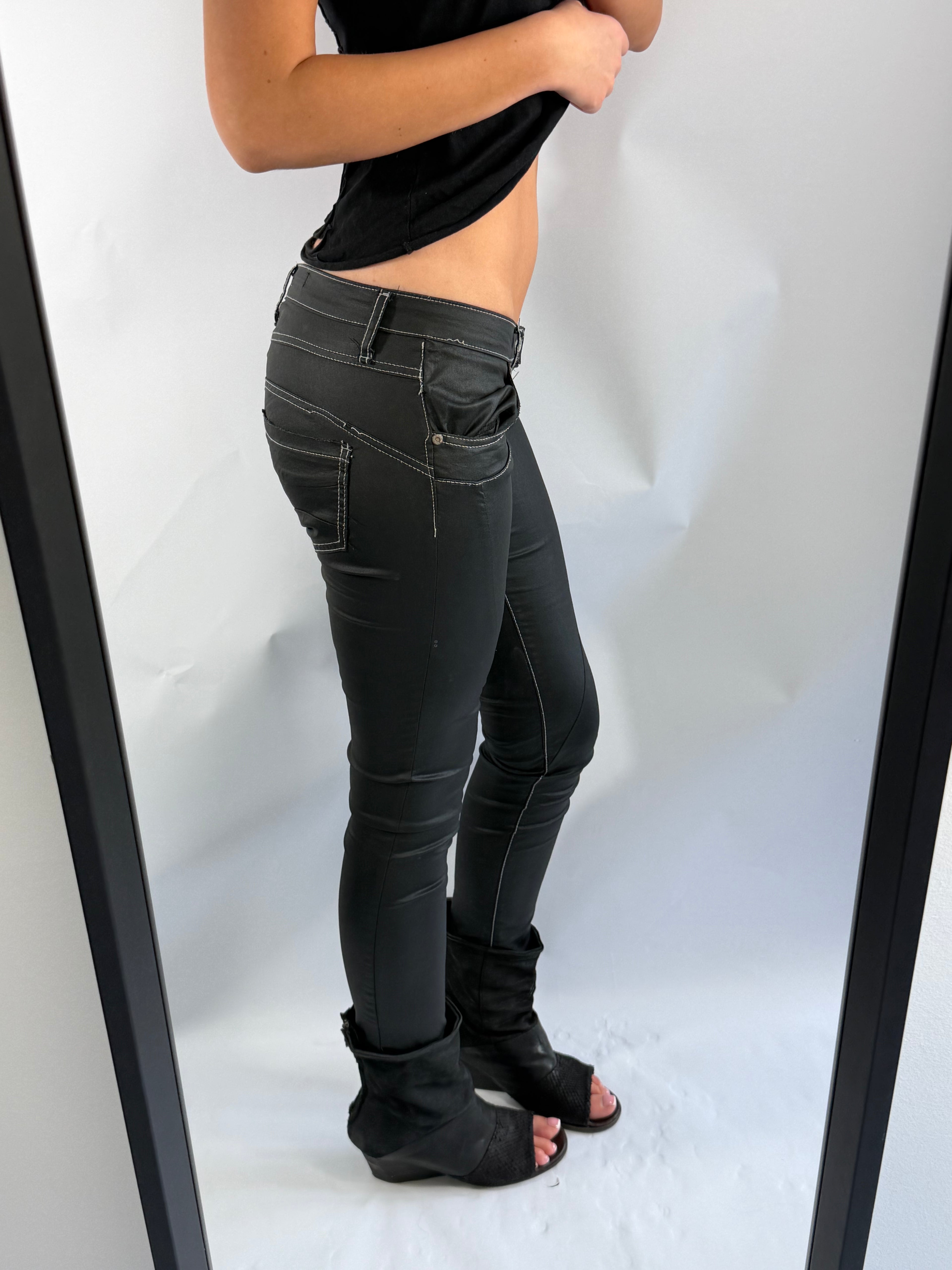 VINTAGE ULTRA LOW RISE JEANS