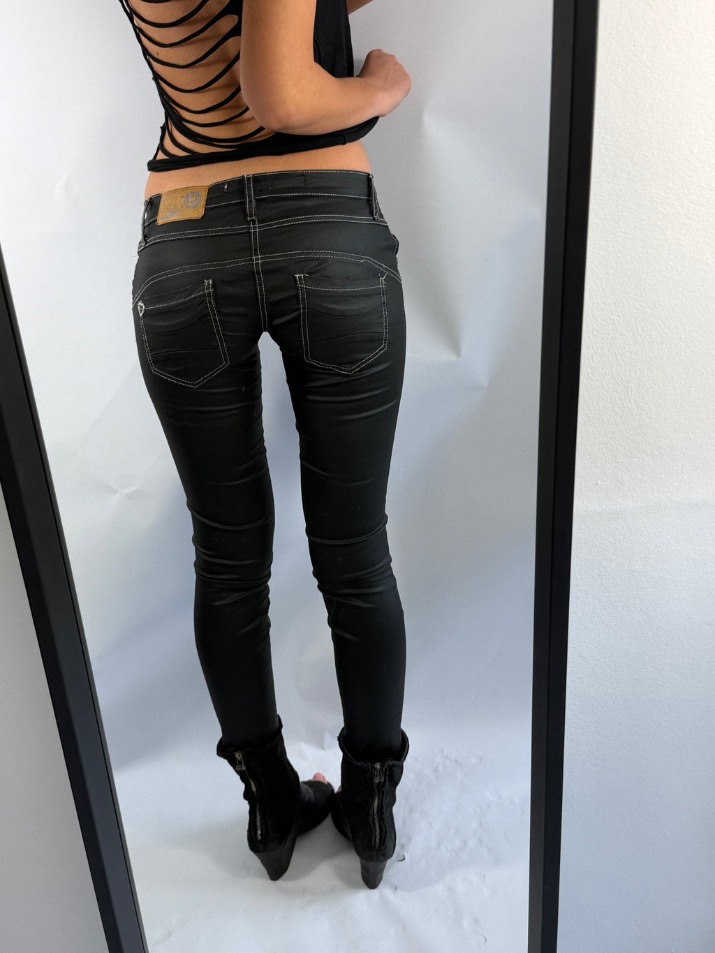VINTAGE ULTRA LOW RISE JEANS