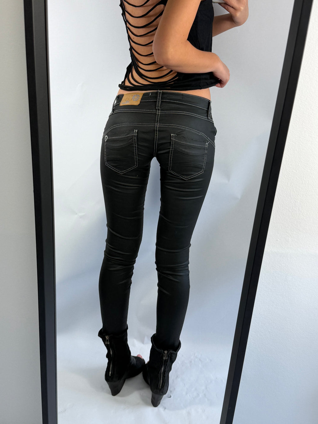 VINTAGE ULTRA LOW RISE JEANS