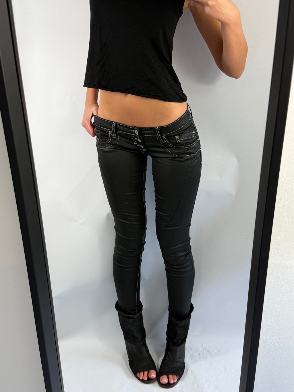 VINTAGE ULTRA LOW RISE JEANS
