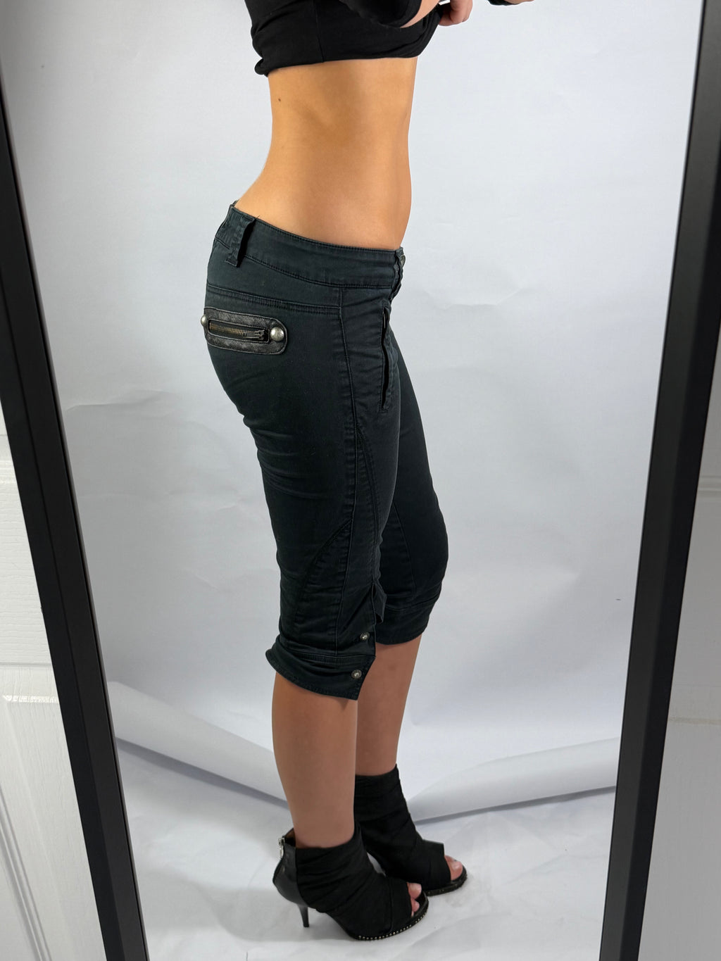 VINTAGE GUESS LOW RISE CAPRI PANTS