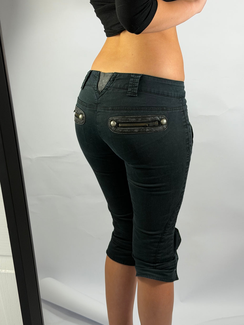 VINTAGE GUESS LOW RISE CAPRI PANTS