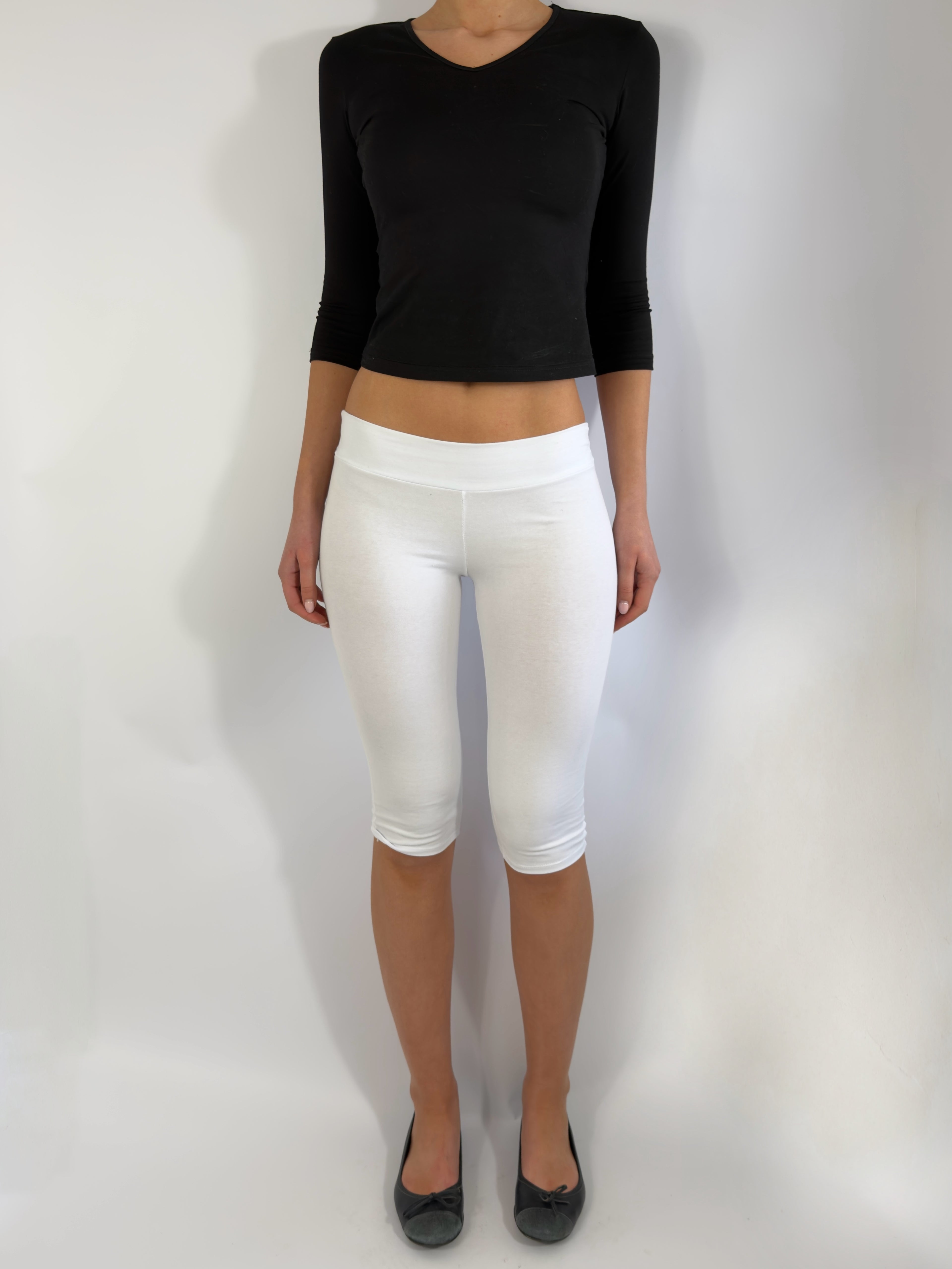 ULTRA LOW RISE CAPRI PANTS IN WHITE